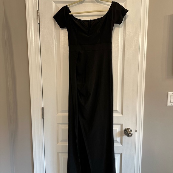 Elegant Black Off-Shoulder Evening Gown - Picture 3 of 6